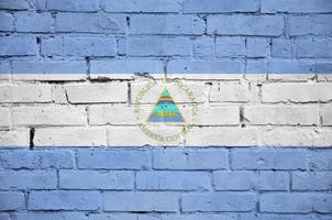 Nicaragua bandiera è dipinto su un vecchio mattone parete foto