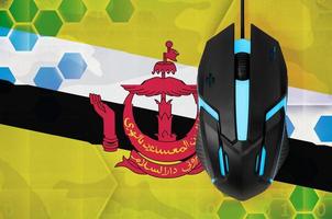 brunei darussalam bandiera e computer topo. concetto di nazione che rappresentano e-sport squadra foto