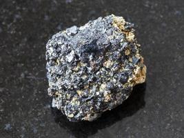 ruvido perovskite pietra su buio sfondo foto