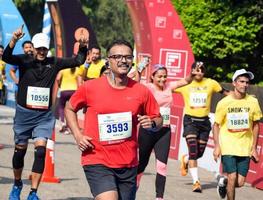 nuovo delhi, India - ottobre 16 2022 - vedanta delhi metà maratona gara dopo covid nel quale maratona partecipanti di per attraversare il finire linea, delhi metà maratona 2022 foto