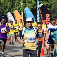 nuovo delhi, India - ottobre 16 2022 - vedanta delhi metà maratona gara dopo covid nel quale maratona partecipanti di per attraversare il finire linea, delhi metà maratona 2022 foto