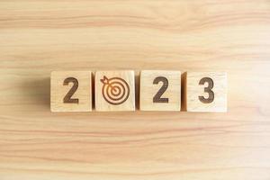 2023 bloccare con bersaglio per freccette icona. obiettivo, obbiettivo, risoluzione, strategia, Piano, azione, missione, motivazione, e nuovo anno inizio concetti foto