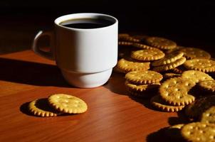 piccolo caffè tazza e salato cracker foto