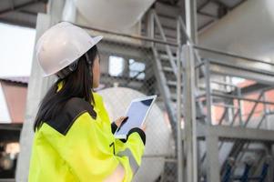 gli ingegneri lavorano sul posto di lavoro per mantenere l'elio liquido, il controllo del programma di manutenzione preventiva, la gente della Tailandia foto