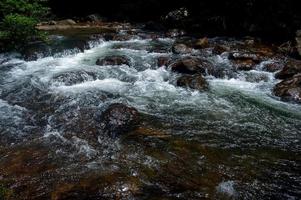 cascata naturale, fiume spalla, attraverso la cima della montagna foto