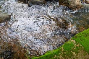 cascata naturale, fiume spalla, attraverso la cima della montagna foto