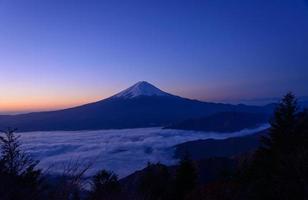 lago di kawaguchi e monte fuji all'alba