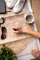 donna mano disegno su viaggio carta geografica, pianificazione viaggio o vacanza foto