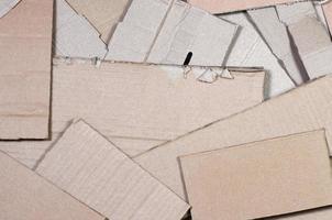 sfondo Immagine con un' lotto di beige cartone carta, quale è Usato per rendere scatole per il trasporto di casa elettrodomestici e postale pacchi. scatola di cartone struttura foto