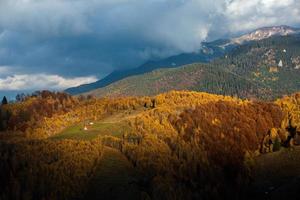 un' affascinante montagna paesaggio nel il bucegi montagne, Carpazi, Romania. autunno natura nel moeciu de su, Transilvania foto