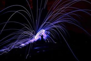 illuminazione vernice viola: bagliore dipinto dal fuoco nella notte foto