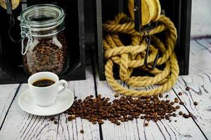 chicchi di caffè marroni appena tostati foto