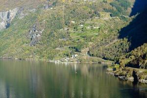 con una nave da crociera nei fiordi norvegesi foto