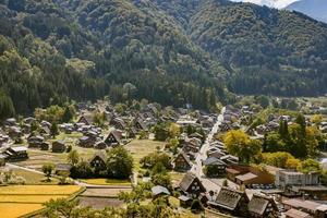 shirakawa storico giapponese. shirakawago villaggio nel autunno a partire dal aereo Visualizza. Casa costruire di di legno con tetto gassho zukuri stile. shirakawa-go è unesco mondo eredità e punto di riferimento individuare nel Giappone foto