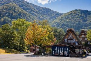 Shirakawa, gifu, Giappone - ottobre 2022 - shirakawago turista centro durante autunno fogliame nel il autunno stagione con pochi turisti dopo covid situazione. foto