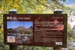 kamikochi, nagano, Giappone ottobre 2022 inviare di mt yakedake con taisho stagno Taishoike era formato nel 1915, quando un eruzione di il nelle vicinanze vulcano mt yakedake arginato il azusa fiume. foto