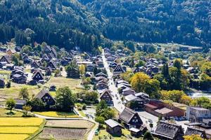 shirakawa storico giapponese. shirakawago villaggio nel autunno a partire dal aereo Visualizza. Casa costruire di di legno con tetto gassho zukuri stile. shirakawa-go è unesco mondo eredità e punto di riferimento individuare nel Giappone foto