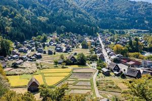 shirakawa storico giapponese. shirakawago villaggio nel autunno a partire dal aereo Visualizza. Casa costruire di di legno con tetto gassho zukuri stile. shirakawa-go è unesco mondo eredità e punto di riferimento individuare nel Giappone foto