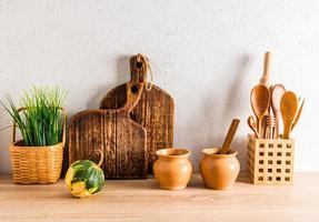 arredamento di il casa cucina di un' nazione Casa. davanti Visualizza di un' di legno controsoffitto con cucina utensili fatto di l'ambiente amichevole materiali. foto