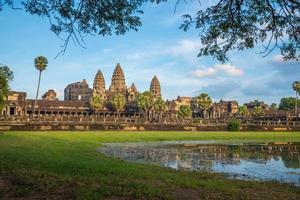 Angkor wat è un' tempio complesso nel Cambogia e il maggiore religioso monumento nel il mondo. collocato nel siem raccogliere Provincia di Cambogia.