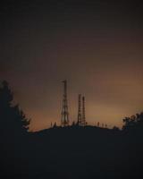 collegamento radio silhouette su arancia cielo a tramonto. foto