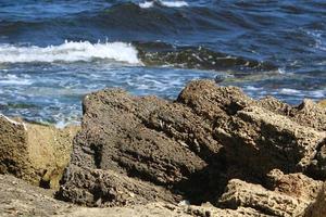 rocce su il sponde di il mediterraneo mare nel settentrionale Israele. foto