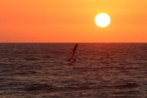 il sole è il più caldo stella nel nostro galassia in giro quale il terra gira. foto