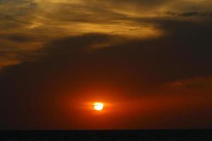 il sole è il più caldo stella nel nostro galassia in giro quale il terra gira. foto