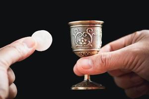 concetto di Eucaristia o santo comunione di cristianesimo. Eucaristia è sacramento istituito di Gesù. durante ultimo cena con discepoli. pane e vino è corpo e sangue di Gesù Cristo di cristiani. foto