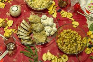 famiglia avendo pranzo a casa, superiore Visualizza di il tavolo con cibo foto