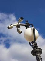 sicurezza cctv macchine fotografiche su lampada pilone foto