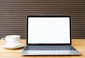 caffè tazza con il computer portatile modello su legna foto