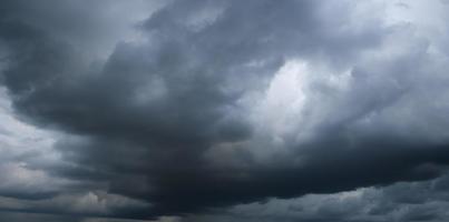 tempesta nuvole galleggiante nel un' piovoso giorno con naturale luce. Cloudscape scenario, nuvoloso tempo metereologico sopra blu cielo. bianca e grigio nuvole panoramico natura ambiente sfondo foto