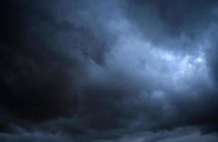 tempesta nuvole galleggiante nel un' piovoso giorno con naturale luce. Cloudscape scenario, nuvoloso tempo metereologico sopra blu cielo. bianca e grigio nuvole panoramico natura ambiente sfondo foto