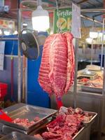 rosso carne chop righe vendere nel tailandese bagnato Locale mercato foto