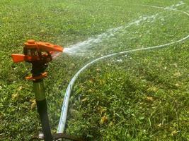 automatico verde erba spruzzatore, acqua spruzzatore per irrigazione prato impianti foto