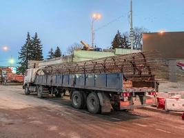 costruzione di un' rotto ponte su un' occupato strada. un' pesante camion portato per il luogo un' metallo strutturale telaio per il ponte. costruzione di un cavalcavia a partire dal affidabile materiale foto