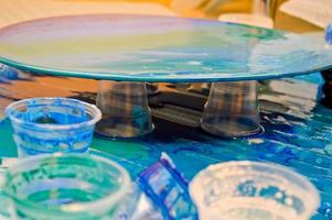 il processi di la creazione di un' fatti in casa di moda astratto moderno modello dipinto con un' spazzola di acrilico blu multicolore resina su un' il giro di legno tavola