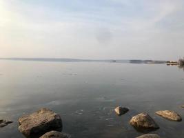 grande il giro bellissimo naturale pietre ciottoli nel acqua, mare, lago, fiume. sfondo, struttura foto