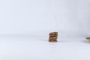 molte di biscotti su bianca sfondo con copia spazio per il tuo anno Domini. burro cioccolato patata fritta biscotti isolato su bianca sfondo. dolce biscotti. fatti in casa Pasticcino. foto