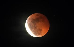 il lunare eclisse. fotografato sangue Luna foto