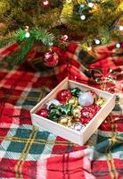 decorazioni per Natale albero , argento e rosso palle ghirlande luci su rosso verde sfondo vacanze casa arredamento giocattolo foto