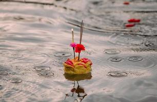 loy Krathong Festival è posto o galleggiante il Krathong su il acqua, un annuale tradizionale celebre nel Tailandia per pagare rispetto per il dea di acqua. foto