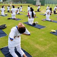 nuovo delhi, India, giugno 21 2022 - gruppo yoga esercizio sessione per persone a yamuna gli sport complesso nel delhi su internazionale yoga giorno, grande gruppo di adulti frequentando yoga classe nel cricket stadio foto