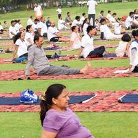 nuovo delhi, India, giugno 21 2022 - gruppo yoga esercizio sessione per persone a yamuna gli sport complesso nel delhi su internazionale yoga giorno, grande gruppo di adulti frequentando yoga classe nel cricket stadio foto