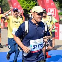 nuovo delhi, India - ottobre 16 2022 - vedanta delhi metà maratona gara dopo covid nel quale maratona partecipanti di per attraversare il finire linea, delhi metà maratona 2022 foto