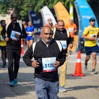 nuovo delhi, India - ottobre 16 2022 - vedanta delhi metà maratona gara dopo covid nel quale maratona partecipanti di per attraversare il finire linea, delhi metà maratona 2022 foto