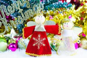 bambola di natale con ornamenti e decorazioni natalizie foto