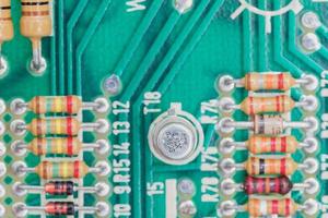 condensatori e gruppo resistore sul circuito stampato foto