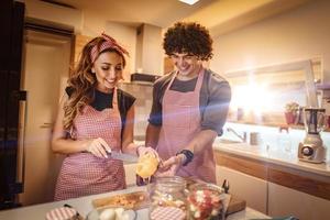 lavoro di squadra in cucina foto